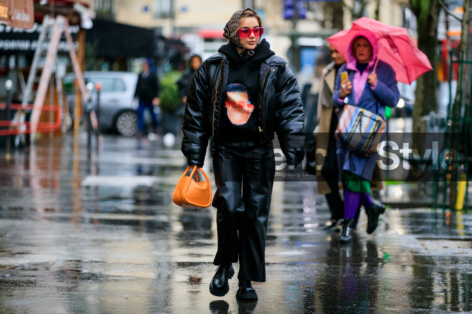black leather coat, black leather pants, black hoodie, hair scarf, orange leather bag, hand bag, printed hoodie, down jacket, cropped coat, zipped coat, pink sunglasses, square shape glasses, brown scarf, geometrical printed scarf, black leather boots, flat boots, white scarf, black scarf, fashion week, frenchystyle, FW, jonathan paciullo, street style, PFW, PARIS, horizontal, atmosphere details, full length