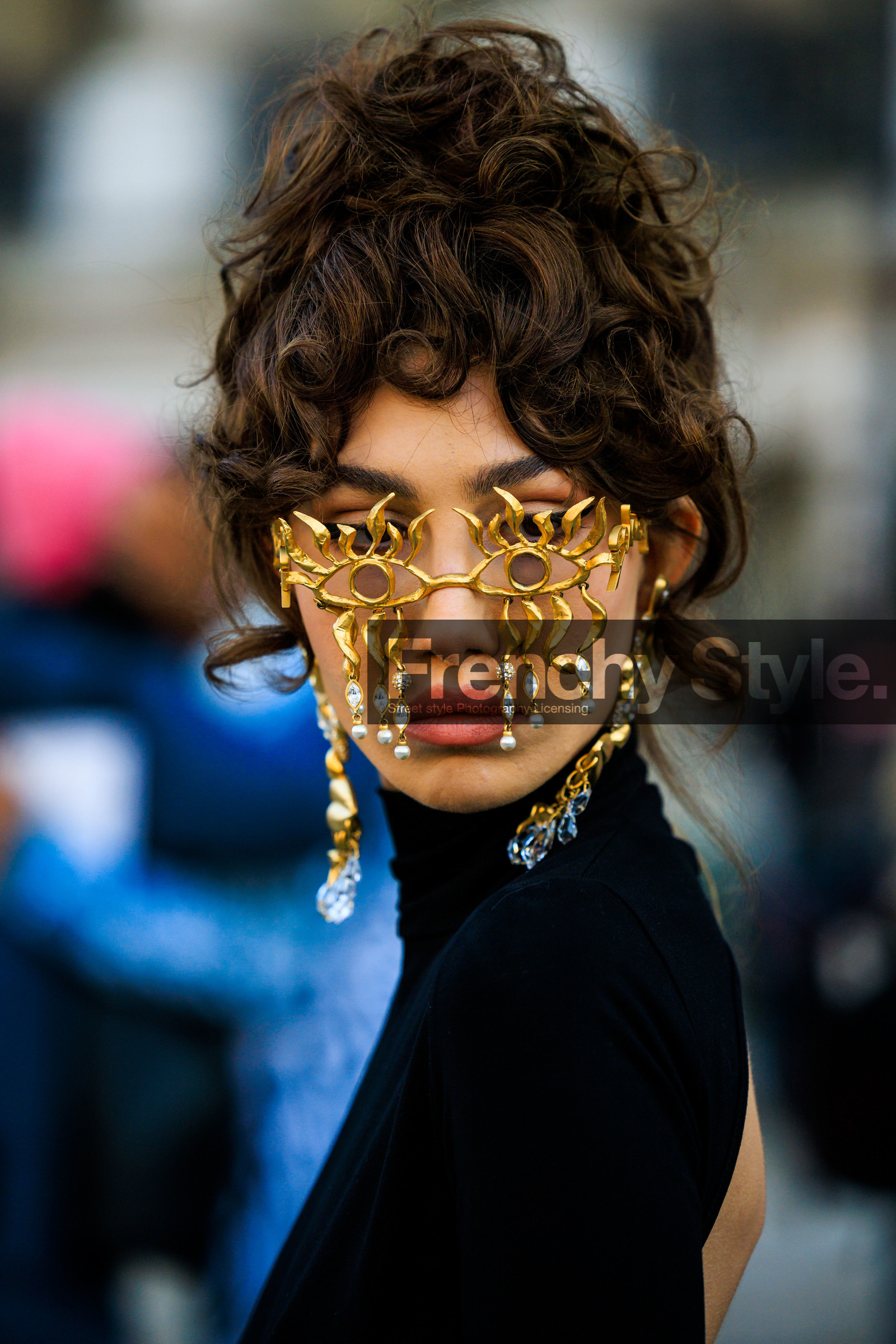 schiaparelli, golden glasses, surrealist glasses, curled hair, strass earrings, golden earrings, black turtleneck, fashion week, frenchystyle, FW, jonathan paciullo, street style, PARIS, PFW, SPRING SUMMER 2022, SS 22, atmosphere details, detail, vertical, nadia lee cohen