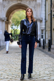 alexa chung, black shirt, black shoes, blue denim, denim pants, fashion week, frenchystyle, full length, FW, high heels, jeans, jonathan paciullo, leather shoes, LFW, LONDON, SPRING SUMMER 2018, SS 18, street style, trousers, vertical