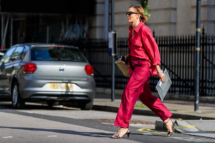 red total look, red shirt, silk shirt, red pants, silk pants, cargo pants, black sunglasses, silver clutch, animal skin clutch, basket bag, high heels sandals, silver sandals, black leather sandals, iphone, fashion week, frenchystyle, FW, jonathan paciullo, street style, atmosphere details, horizontal, full length