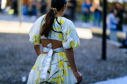 back details, golden earrings, painted dress, knot details, white dress, fashion week, frenchystyle, FW, jonathan paciullo, street style, atmosphere details, horizontal, detail