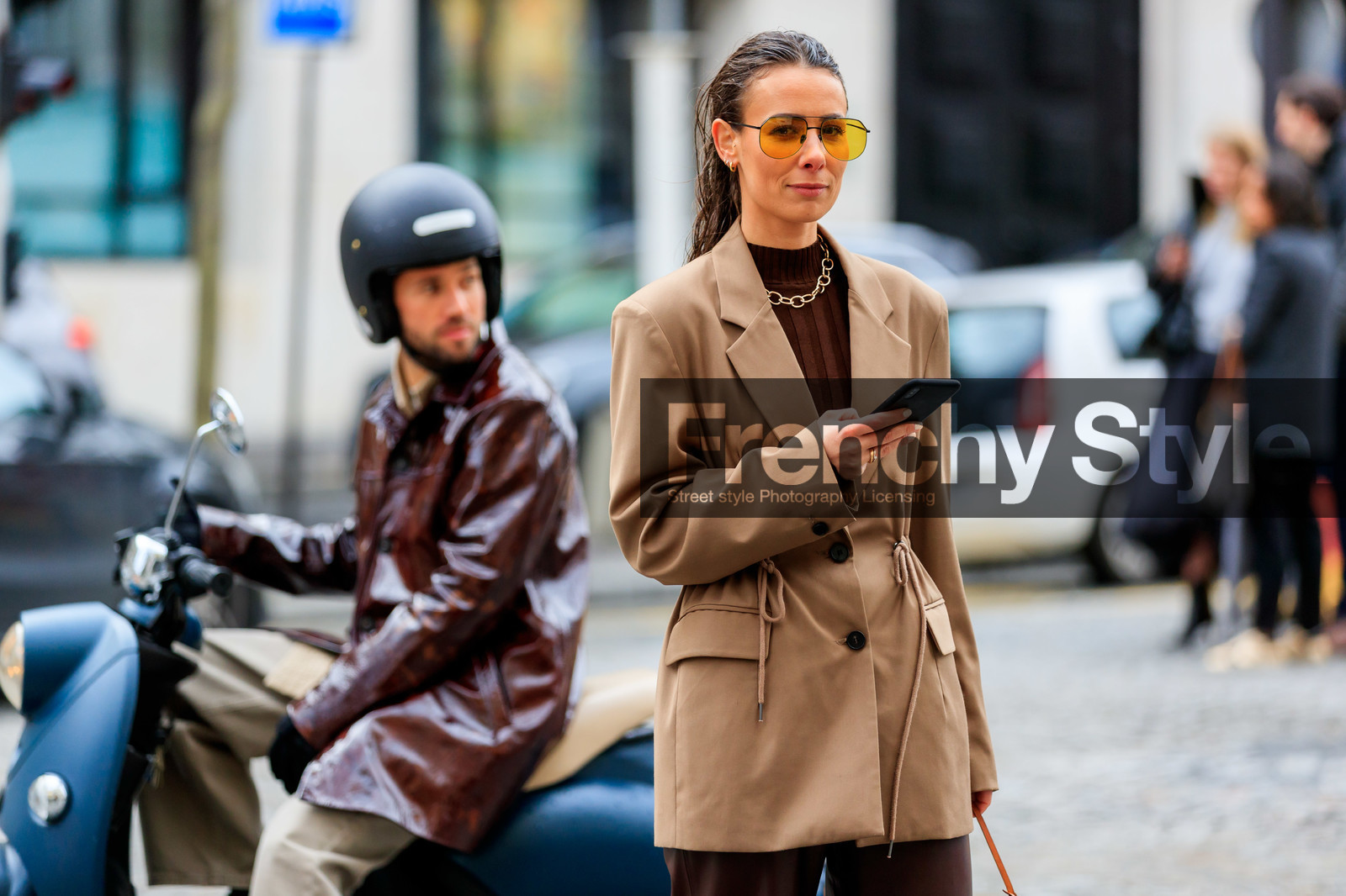 alice & j.s, alice barbier, JS roques, beige jacket, brown pullover, yellow sunglasses, aviator sunglasses, metalic frame sunglasses, big chain necklace, golden necklace, fashion week, frenchystyle, FW, jonathan paciullo, street style, PFW, PARIS, horizontal, atmosphere details, detail