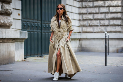 beige coat, belt, boots, Chloé Harrouche, coat, leather boots, loewe look, long coat, oversize belt, ray ban, statement boots, statement coat, sunglasses, white boots, street style, jonathan paciullo, FW, frenchystyle, fashion week, PFW, PARIS, SPRING SUMMER 2022, SS 22, horizontal, atmosphere details, full length