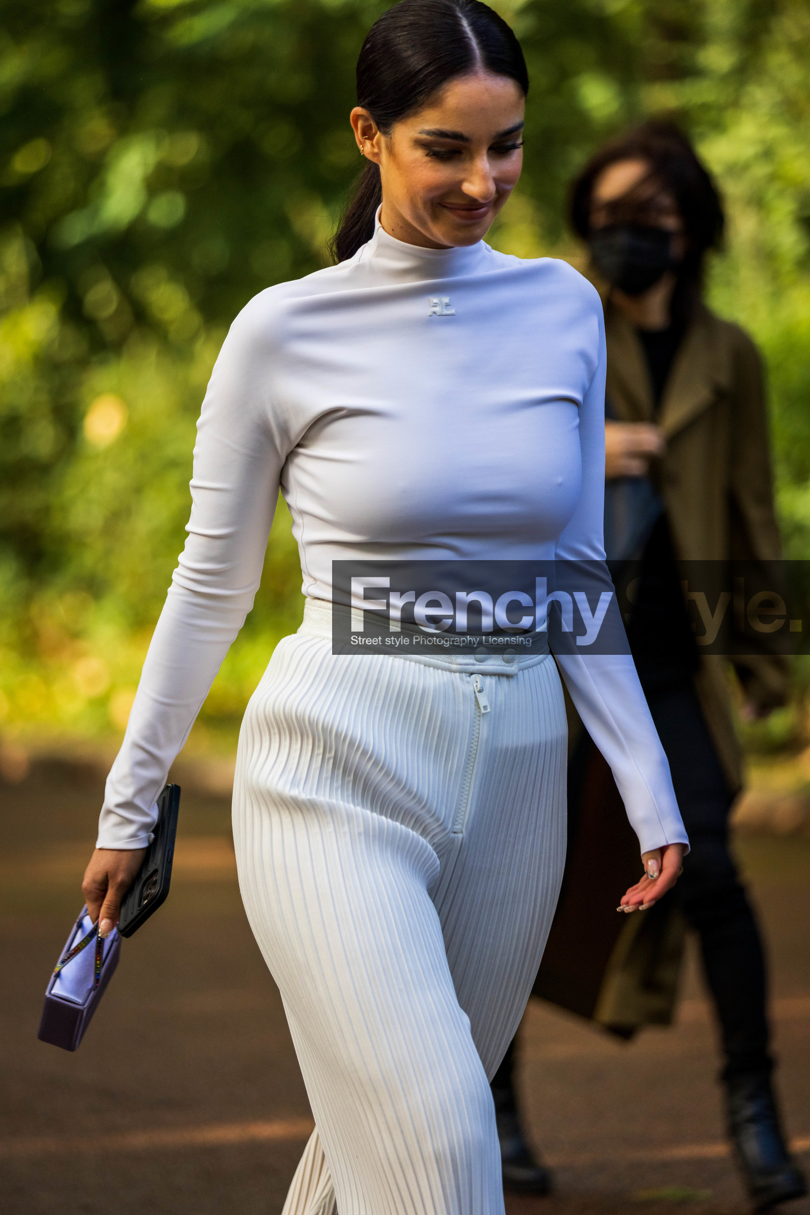 bag, courreges look, Fiona Zanetti, lila bag, mini bag, pants, ribbed pants, small bag, turtleneck, white pants, white turleneck, street style, jonathan paciullo, FW, frenchystyle, fashion week, PFW, PARIS, SPRING SUMMER 2022, SS 22, vertical, atmosphere details