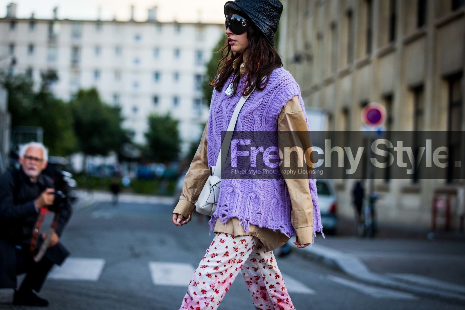 Barbara Malewicz, acne bag, bag, Barbara Malewicz, beige shirt, black bob, black sunglasses, bob, crossbody bag, floral print, flower print, knitwear, leather bob, lila knit, oversize sunglasses, pants, pink pants, print, printed pants, shirt, sleveless knitwear, sunglasses, white bag, street style, jonathan paciullo, FW, frenchystyle, fashion week, PFW, PARIS, SPRING SUMMER 2022, SS 22, horizontal, atmosphere details