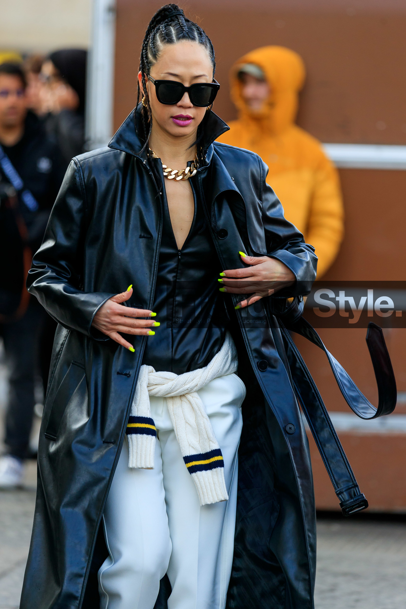 black leather trench coat, black top, black cardigan, zipped cardigan, zipped top, satin top, satin cardigan, big chain necklace, golden necklace, black sunglasses, white pullover, white pants, neon yellow nails, nail art, nails details, fashion week, frenchystyle, FW, jonathan paciullo, street style, PFW, PARIS, AUTUMN WINTER 2020-2021, FALL WINTER 2020-2021, FW 20-21, vertical, atmosphere details, detail