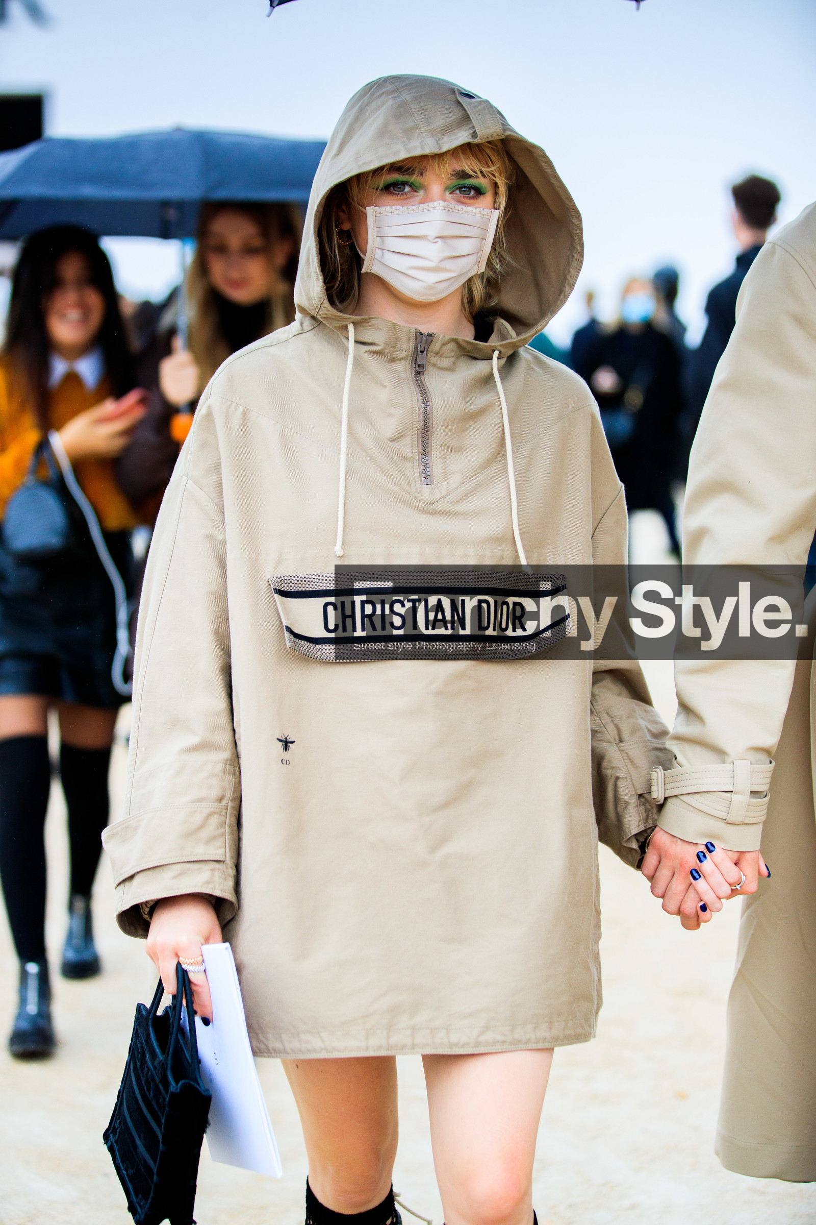 maisie williams, beige jacket, beige hoodie, jacket dress, mini dress, logo printed jacket, hoodie, zipped jacket, dior jacket, green eyeliner, green eyeshadows, covid face mask, fashion week, frenchystyle, FW, jonathan paciullo, street style, PFW, PARIS, SPRING SUMMER 2021, SS 21, vertical, atmosphere details, detail