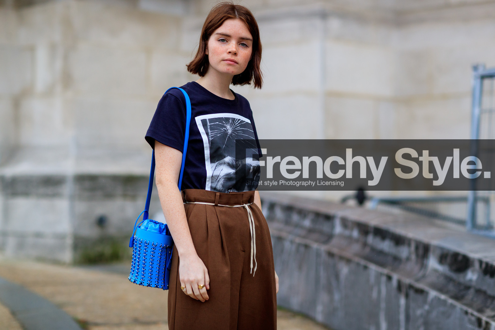 atmosphere details, black t shirt, blue bag, brown pants, detail, fashion week, frenchystyle, FW, high waist, horizontal, jonathan paciullo, leather bag, PARIS, PFW, printed t shirt, Reece Blutstein, SPRING SUMMER 2018, SS 18, street style, trousers