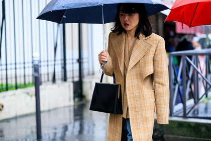 atmosphere details, AUTUMN WINTER 2017-2018, AW 17-18, beige coat, black bag, detail, FALL WINTER 2017-2018, fashion week, frenchystyle, FW, FW 17-18, graphic jacket, horizontal, jonathan paciullo, leather bag, PARIS, PFW, printed jacket, street style, striped jacket, umbrella
