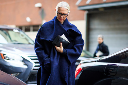 atmosphere details, AUTUMN WINTER 2016-2017, AW 16-17, black clutch, blue coat, detail, fashion week, frenchystyle, FW, FW 16-17, horizontal, jonathan paciullo, leather clutch, navy, NEW YORK, NYFW, oversize, street style, woman