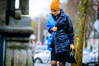 atmosphere details, AUTUMN WINTER 2017-2018, AW 17-18, black bag, black skirt, blue jacket, detail, FALL WINTER 2017-2018, fashion week, frenchystyle, FW, FW 17-18, horizontal, jonathan paciullo, PARIS, PFW, rain jacket, street style, yellow beanie