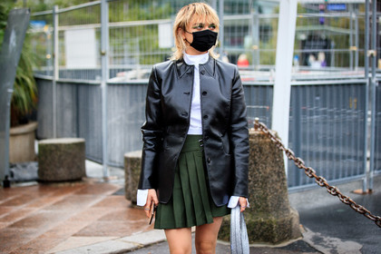 maisie williams, black leather jacket, white blouse, high collar blouse, kaki skirt, mini skirt, pleated skirt, coperni jacket, green eyeshadows, coperni skirt, coperni look, covid face mask, fashion week, frenchystyle, FW, jonathan paciullo, street style, PFW, PARIS, SPRING SUMMER 2021, SS 21, horizontal, atmosphere details, detail