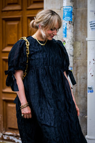 bag, ballon sleeves, black bag, black dress, bottega veneta bag, bow, bracelet, chain bag, dress, gold chain, leather bag, necklace, street style, jonathan paciullo, FW, frenchystyle, fashion week, PFW, PARIS, SPRING SUMMER 2022, SS 22, vertical, atmosphere details