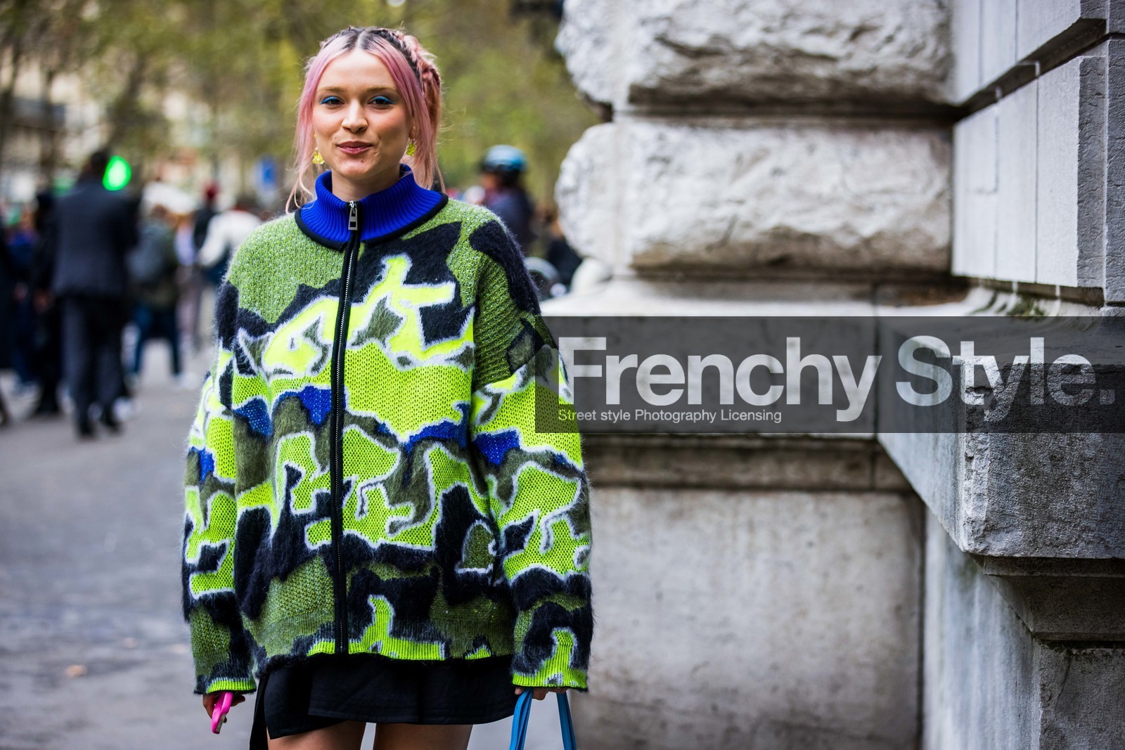 color, fluo green, green jacket, green jumper, Lolo Zouai, pink hair, print, printed jumper, zipped jacket, zipped jumper, street style, jonathan paciullo, FW, frenchystyle, fashion week, PFW, PARIS, SPRING SUMMER 2022, SS 22, horizontal, atmosphere details