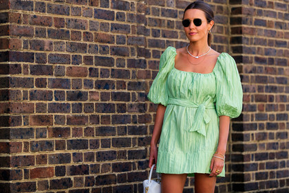 light green dress, pleated dress, balloon sleeves, mini dress, rayban sunglasses, golden frame sunglasses, pearl necklace, multi earrings, multi bracelet, multi necklace, golden necklace, golden rings, golden bracelet, white leather bag, hand bag, hoop earrings, fashion week, frenchystyle, FW, jonathan paciullo, street style, atmosphere details, horizontal, detail