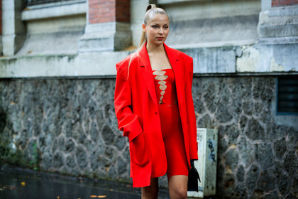 off white jacket, red jacket, oversize jacket, red bodysuit, tight jumpsuit, red jumpsuit, pearl detail, black leather bag, black bag, hand bag, off white bag, make up details, make up, black eyeliner, red body, red shorts, off white total look, regina anikiy, fashion week, frenchystyle, FW, jonathan paciullo, street style, PFW, PARIS, AUTUMN WINTER 2021-2022, FALL WINTER 2021-2022, FW 21-22, atmosphere details, horizontal, detail