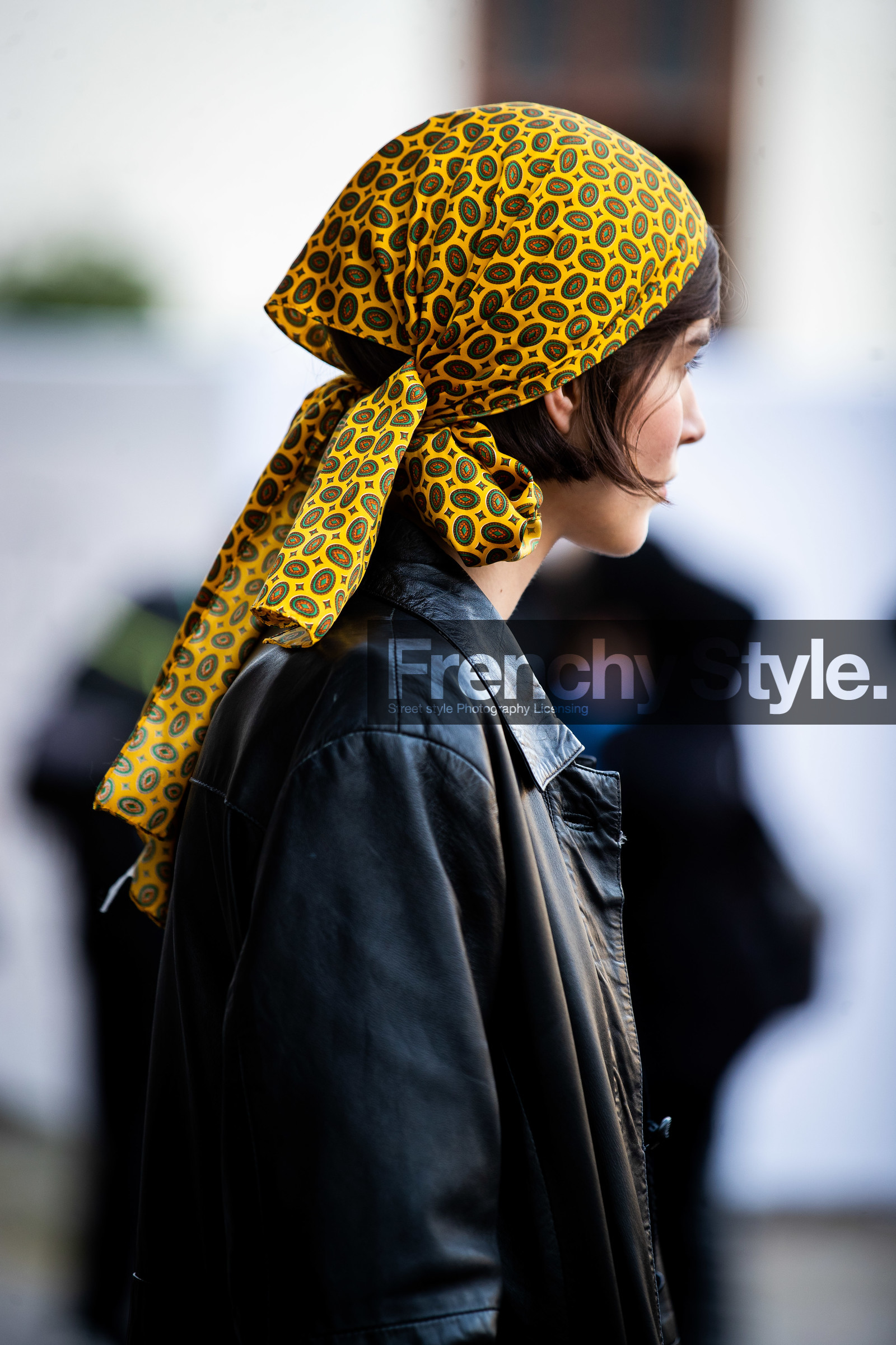 yellow scarf, printed scarf, cachemere printed scarf, hair scarf, green scarf, black leather jacket, black t-shirt, blue jeans, used jeans, flare jeans, street style, jonathan paciullo, FW, frenchystyle, fashion week, MFW, MILAN, SPRING SUMMER 2021, SS 21, vertical, detail, model