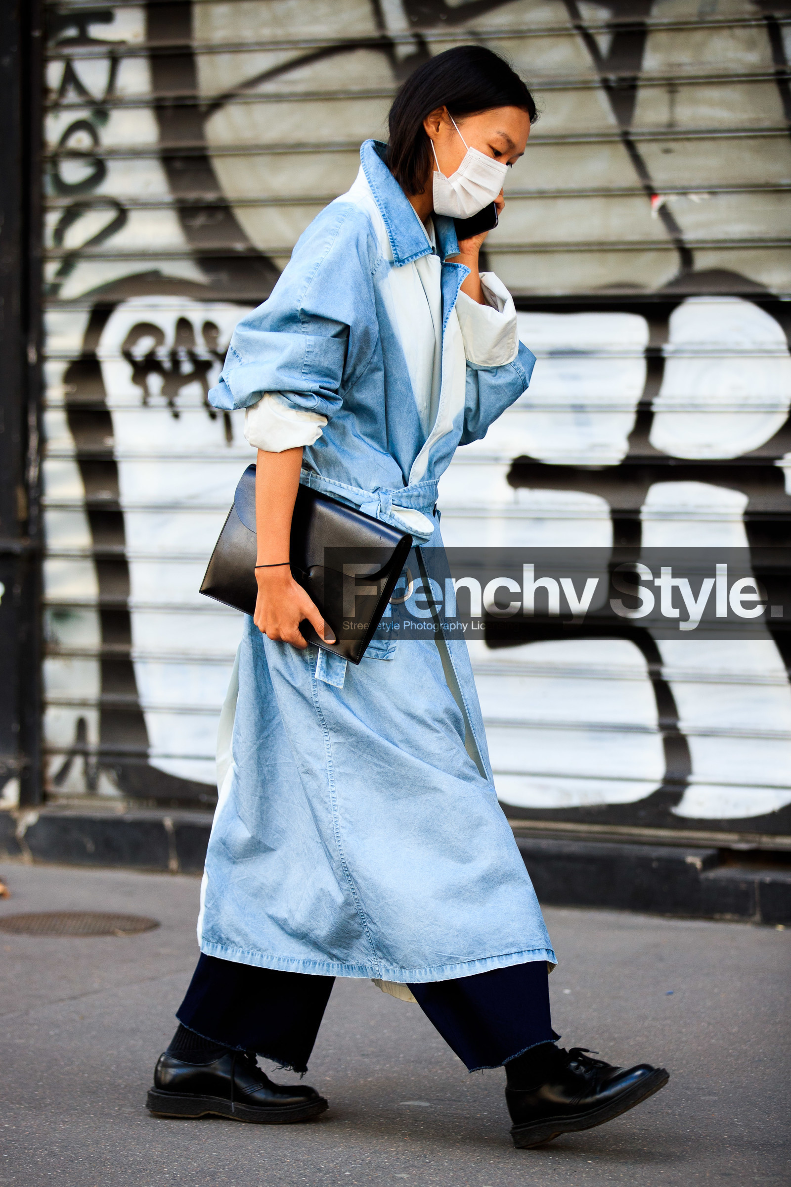 black jeans, denim, denim trench coat, tie and dye trenchcoat, light blue trench coat, white trench coat, black leather derbies, used jeans, black leather clutch, belted trench coat, covid face mask, PARIS, PFW, fashion week, frenchystyle, FW, jonathan paciullo, street style, SPRING SUMMER 2021, SS 21, vertical, full length