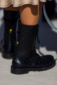 bee, black boots, boots, close up, detail, dior boots, leather boots, logo boots, printed boots, street style, jonathan paciullo, FW, frenchystyle, fashion week, PFW, PARIS, SPRING SUMMER 2022, SS 22, vertical, atmosphere details