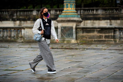alice barbier, black pullover, striped pullover, sleeveless pullover, white shirt, striped shirt, dior bag, dior pullover, dior shirt, dior strap bag, dior pants, dior total look, dior shoes, grey pants, checked pants, plaid pants, loose pants, shoulder bag, logo strap bag, monogrammed shoes, monogrammed sneakers, grey sneakers, grey shoes, covid face mask, fashion week, frenchystyle, FW, jonathan paciullo, street style, PFW, PARIS, SPRING SUMMER 2021, SS 21, horizontal, atmosphere details, full length