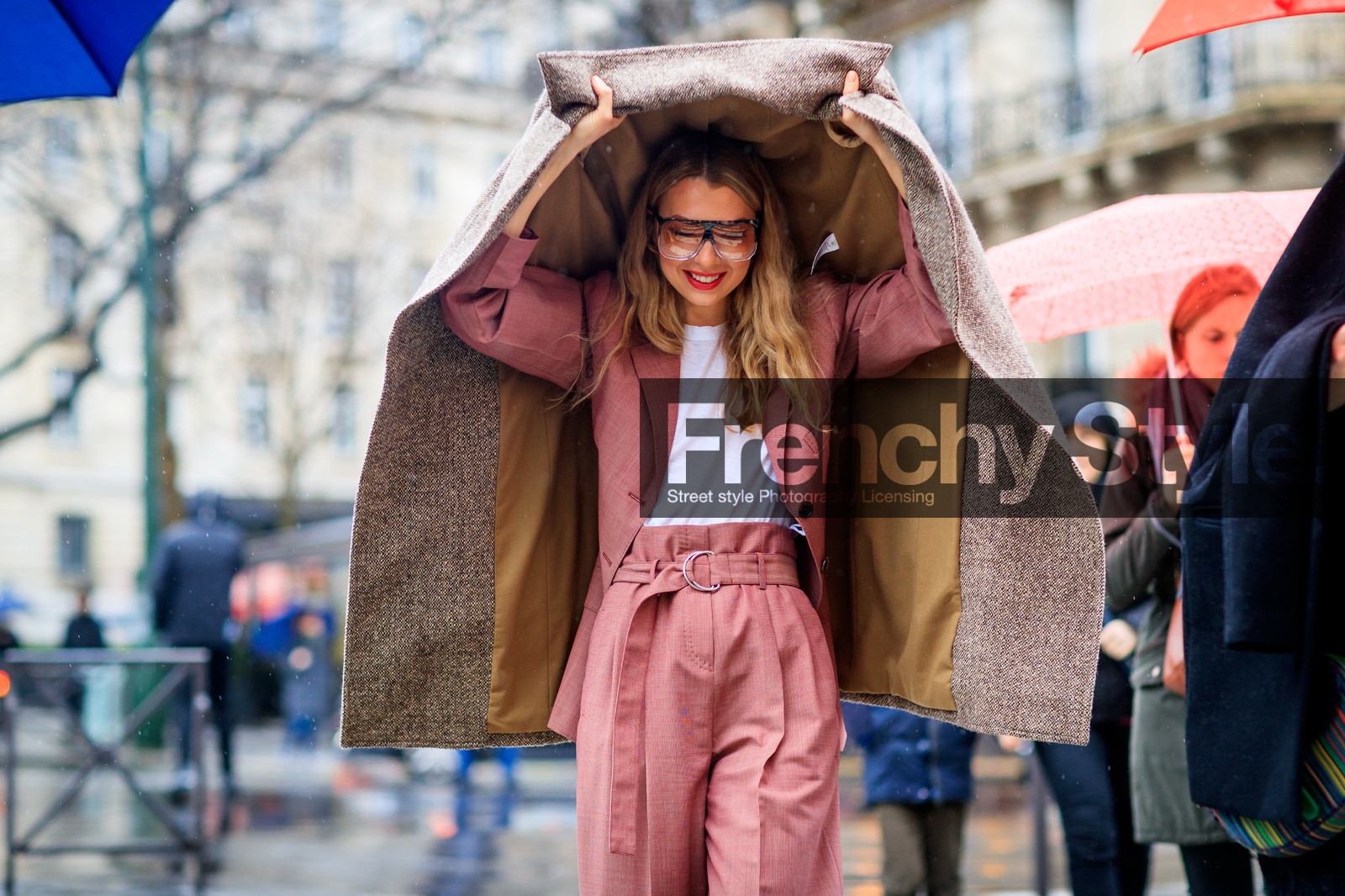 atmosphere details, AUTUMN WINTER 2017-2018, AW 17-18, blazer, brown coat, detail, FALL WINTER 2017-2018, fashion week, frenchystyle, fun sunglasses, FW, FW 17-18, high waist, horizontal, jonathan paciullo, PARIS, PFW, pink jacket, pink pants, roberta benteler, street style, sunglasses, trousers, white t shirt