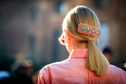 leonie hanne, light pink shirt, pink sunglasses, gucci sunglasses, square shape glasses, back details, close up detail, animal shape earrings, multi earrings, diamond earrings, mini hoop earrings, stone earrings, fashion week, frenchystyle, FW, jonathan paciullo, street style, MFW, MILAN, AUTUMN WINTER 2020-2021, FALL WINTER 2020-2021, FW 20-21, horizontal, atmosphere details, detail