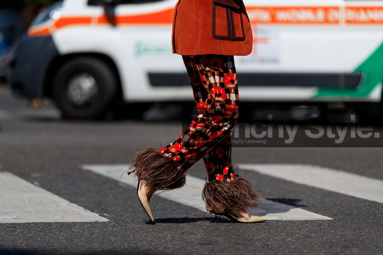 atmosphere details, blazer, detail, fashion week, feathers, frenchystyle, FW, graphic jacket, graphic pants, high heels, horizontal, jonathan paciullo, leather shoes, MFW, MILAN, printed jacket, printed pants, red jacket, red pants, SPRING SUMMER 2018, SS 18, street style, trousers