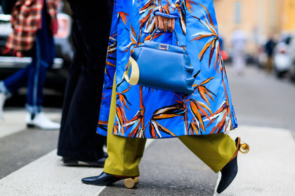 atmosphere details, AUTUMN WINTER 2017-2018, AW 17-18, black shoes, blue bag, blue coat, detail, FALL WINTER 2017-2018, fashion week, fendi, frenchystyle, FW, FW 17-18, golden heel, green pants, high heels, horizontal, jonathan paciullo, jw anderson, leather bag, leather shoes, MFW, MILAN, printed coat, rings, street style, trousers