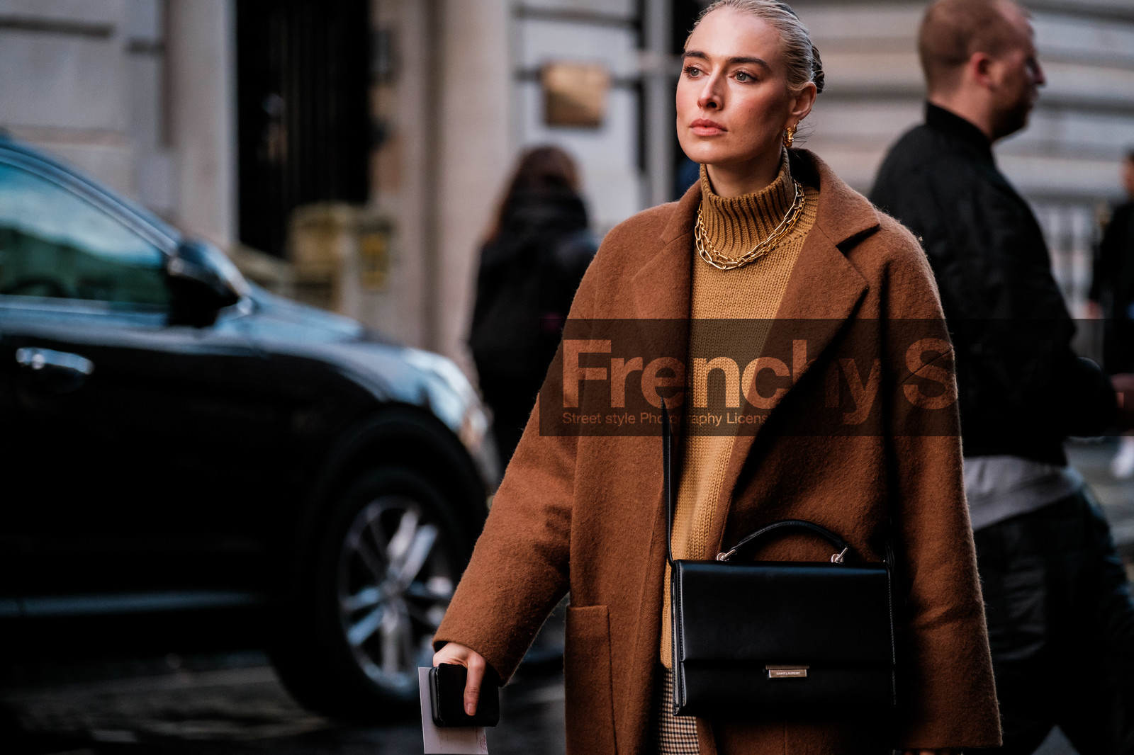 flora macdonald johnston, brown coat, camel pullover, turtleneck pullover, golden necklace, big chain necklace, hoop earrings, golden earrings, black leather bag, crossbody bag, saint laurent bag, multi necklace, fashion week, frenchystyle, FW, jonathan paciullo, street style, LFW, LONDON, AUTUMN WINTER 2020-2021, FALL WINTER 2020-2021, FW 20-21, horizontal, atmosphere details, detail