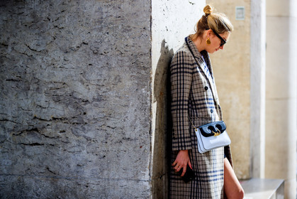 atmosphere details, AUTUMN WINTER 2017-2018, avery blanchard, AW 17-18, beige coat, black and white bag, camille charriere, checked coat, detail, FALL WINTER 2017-2018, fashion week, frenchystyle, FW, FW 17-18, graphic coat, horizontal, jonathan paciullo, jw anderson, leather bag, PARIS, PFW, plaid, street style, sunglasses, tartan