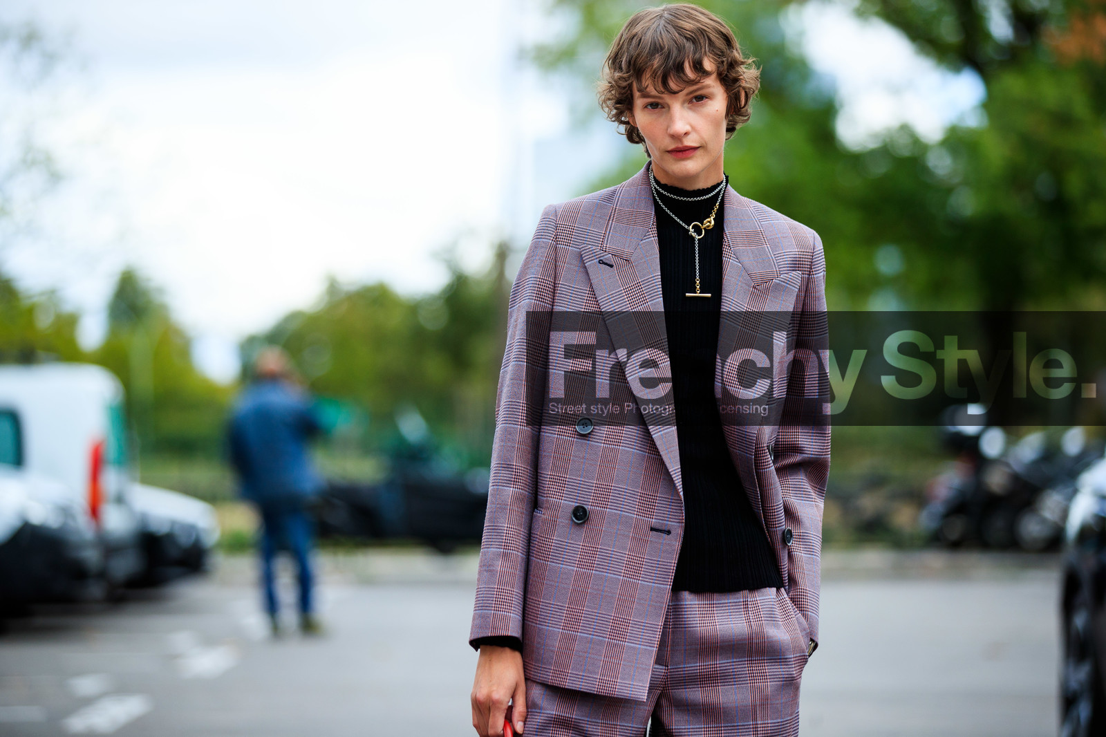 sara blomqvist, red jacket, red pants, red suits, loose jacket, loose pants, checked jacket, checked pants, checked suits, red leather bag, zipped bag, hand bag, silvered chain necklace, silvered necklace, golden necklace, long necklace, charlotte chenais necklace, street style, jonathan paciullo, FW, frenchystyle, fashion week, PFW, PARIS, SPRING SUMMER 2021, SS 21, horizontal, atmosphere details, detail, model