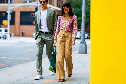 atmosphere details, beige pants, black bag, brown shoes, fashion week, frenchystyle, full length, FW, high waist, horizontal, jonathan paciullo, multicolor sweater, net shopper, NEW YORK, NYFW, SPRING SUMMER 2018, SS 18, street style, sunglasses, trousers