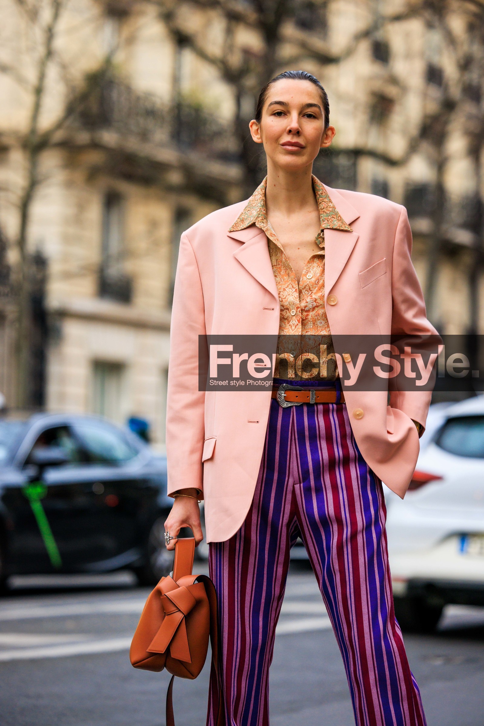 salmon pink blazer, brown bag, acne studios bag, stripes pants, purple pants, multicolor trousers, brown belt, printed shirt, flowered shirt, estelle pigault, street style, jonathan paciullo, FW, frenchystyle, fashion week, AUTUMN WINTER 2022-2023, FALL WINTER 2022_2023, FW 22-23, PFW, PARIS, vertical, detail