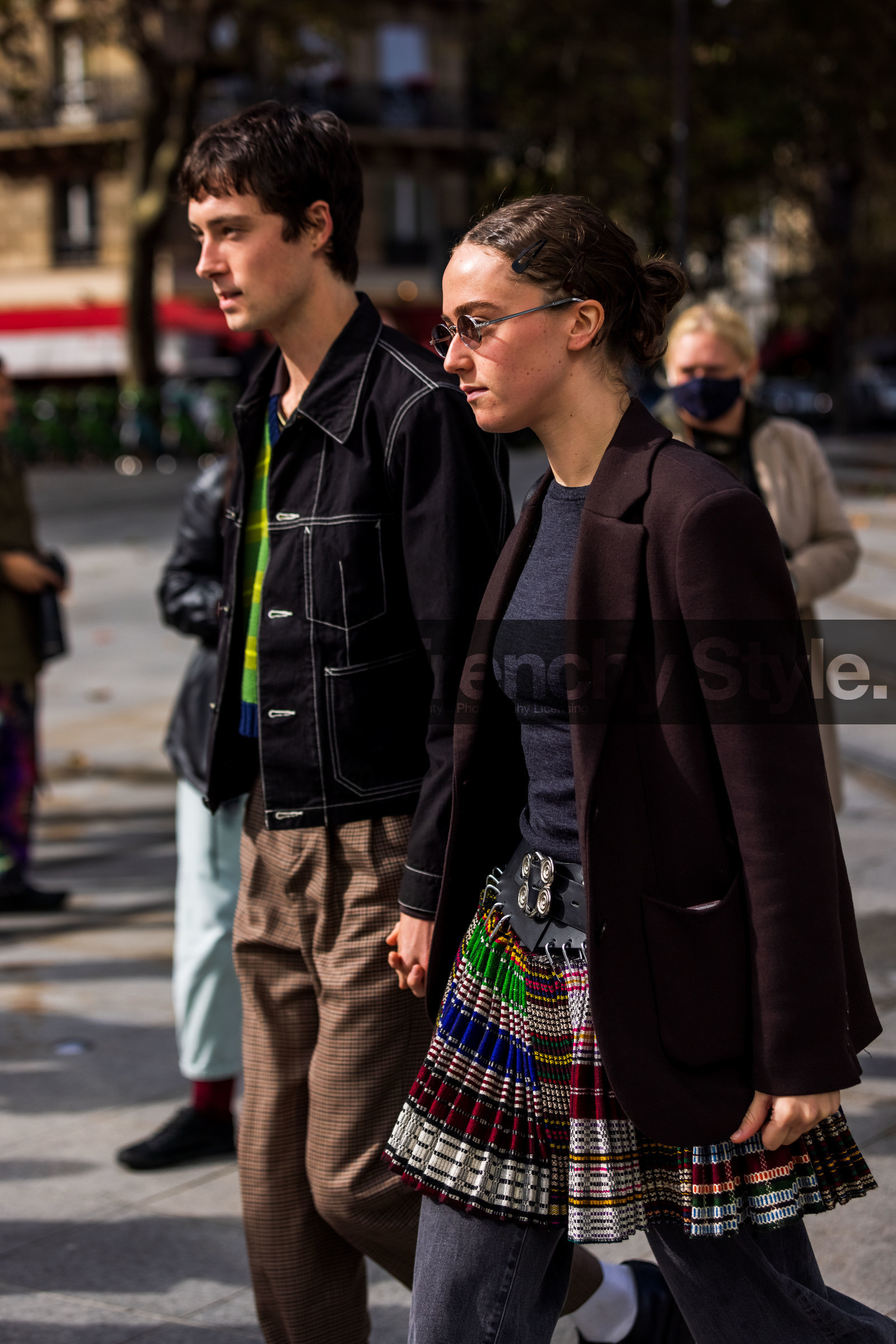 black jacket, blazer, brown blazer, brown couple, clip, denim, derbies, Ella Emhoff, hairstyle, jean, knitwear, mini skirt, pants, pleated skirt, print, printed skirt, Samuel Hine, skirt, stripes, fashion week, frenchystyle, FW, jonathan paciullo, street style, PFW, PARIS, SPRING SUMMER 2022, SS 22, vertical, atmosphere details