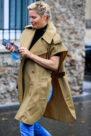 beige trench coat, sleeveless trench coat, cape trenchcoat, louis vuitton jacket, louis vuitton trench coat, fashion week, frenchystyle, FW, jonathan paciullo, street style, PFW, PARIS, AUTUMN WINTER 2021-2022, FALL WINTER 2021-2022, FW 21-22, vertical, atmosphere details, detail