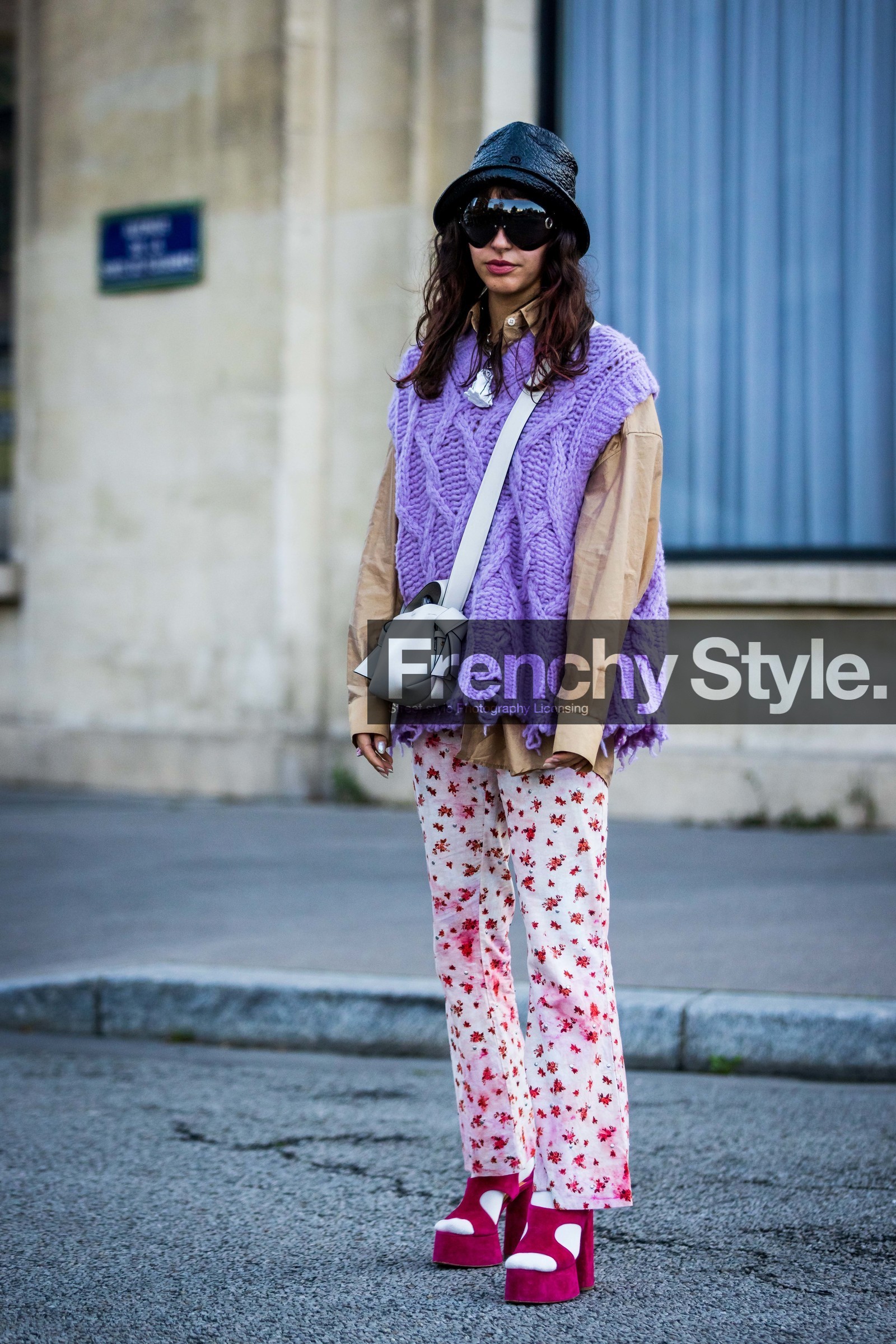 acne bag, bag, Barbara Malewicz, beige shirt, black bob, black sunglasses, bob, crossbody bag, floral print, flower print, knitwear, leather bob, lila knit, oversize sunglasses, pants, pink pants, pink sandals, print, printed pants, sandals, shirt, sleveless knitwear, sunglasses, white bag, street style, jonathan paciullo, FW, frenchystyle, fashion week, PFW, PARIS, SPRING SUMMER 2022, SS 22, vertical, full length