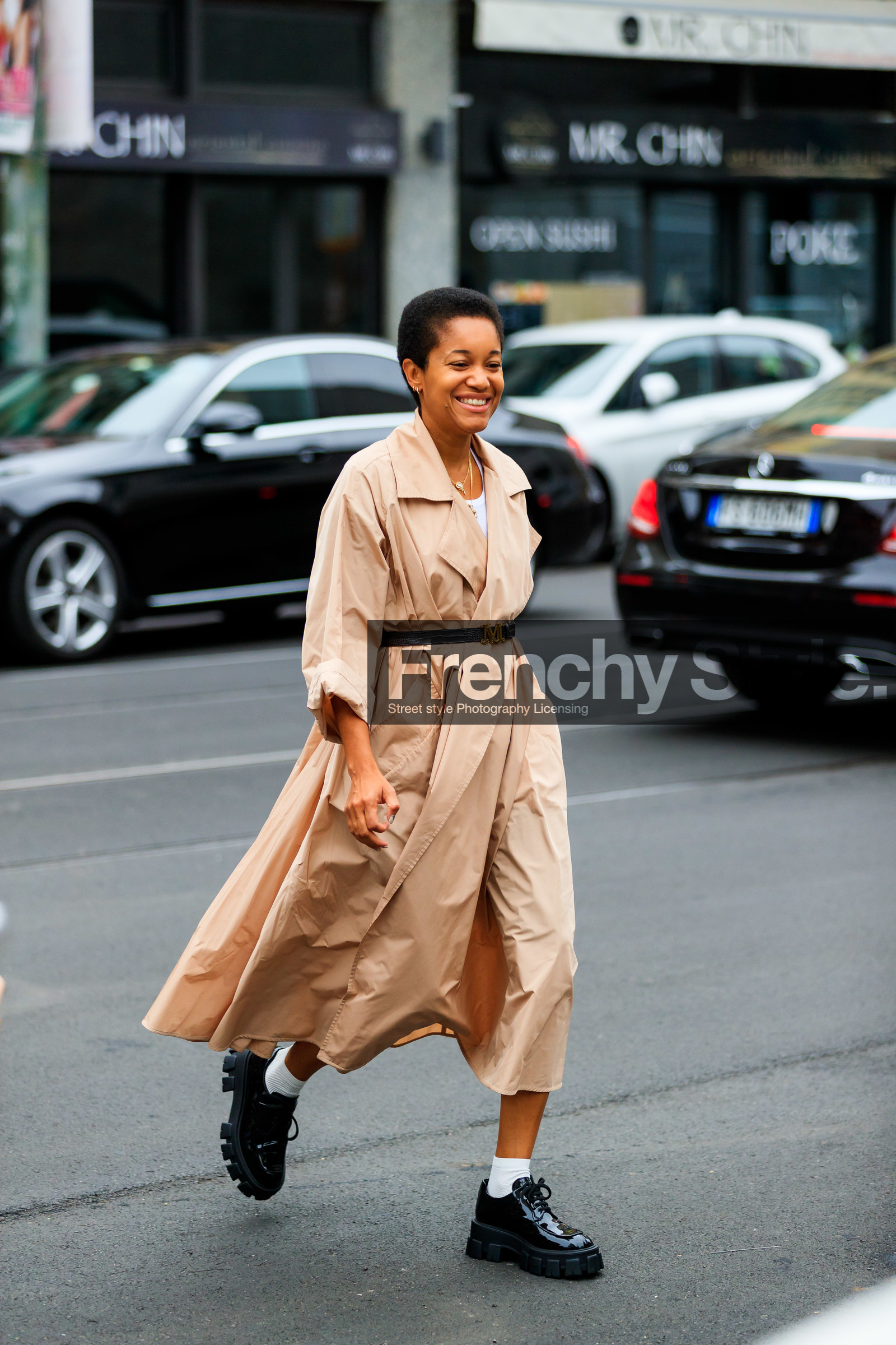 tamu mcpherson, light beige trench coat, long trench coat, belted trench coat, black leather belt, animal skin belt, max mara belt, jacket dress, prada shoes, black shoes, polish shoes, laced shoes, white socks, loose trench coat, fashion week, frenchystyle, FW, jonathan paciullo, street style, MFW, MILAN, SPRING SUMMER 2020, SS 20