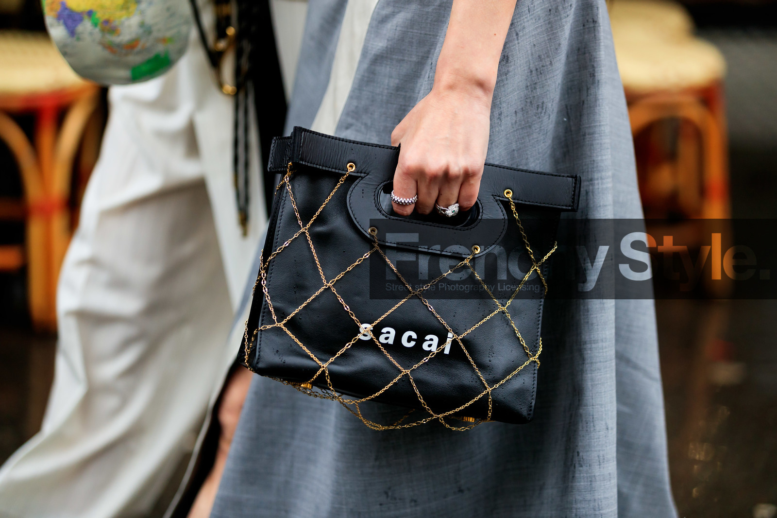 black leather bag, quilted bag, golden chain strap bag, chain details, hand bag, sacai bag, close up detail, bag detail, fashion week, frenchystyle, FW, jonathan paciullo, street style, PFW, PARIS, horizontal, atmosphere details, detail