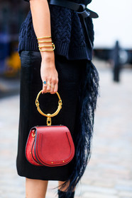 atmosphere details, black belt, black knit, black skirt, bracelet, chloé, detail, fashion week, feathers, frenchystyle, FW, golden jewelry, graphic bag, jonathan paciullo, leather bag, leather belt, LFW, LONDON, red bag, SPRING SUMMER 2018, SS 18, street style, vertical
