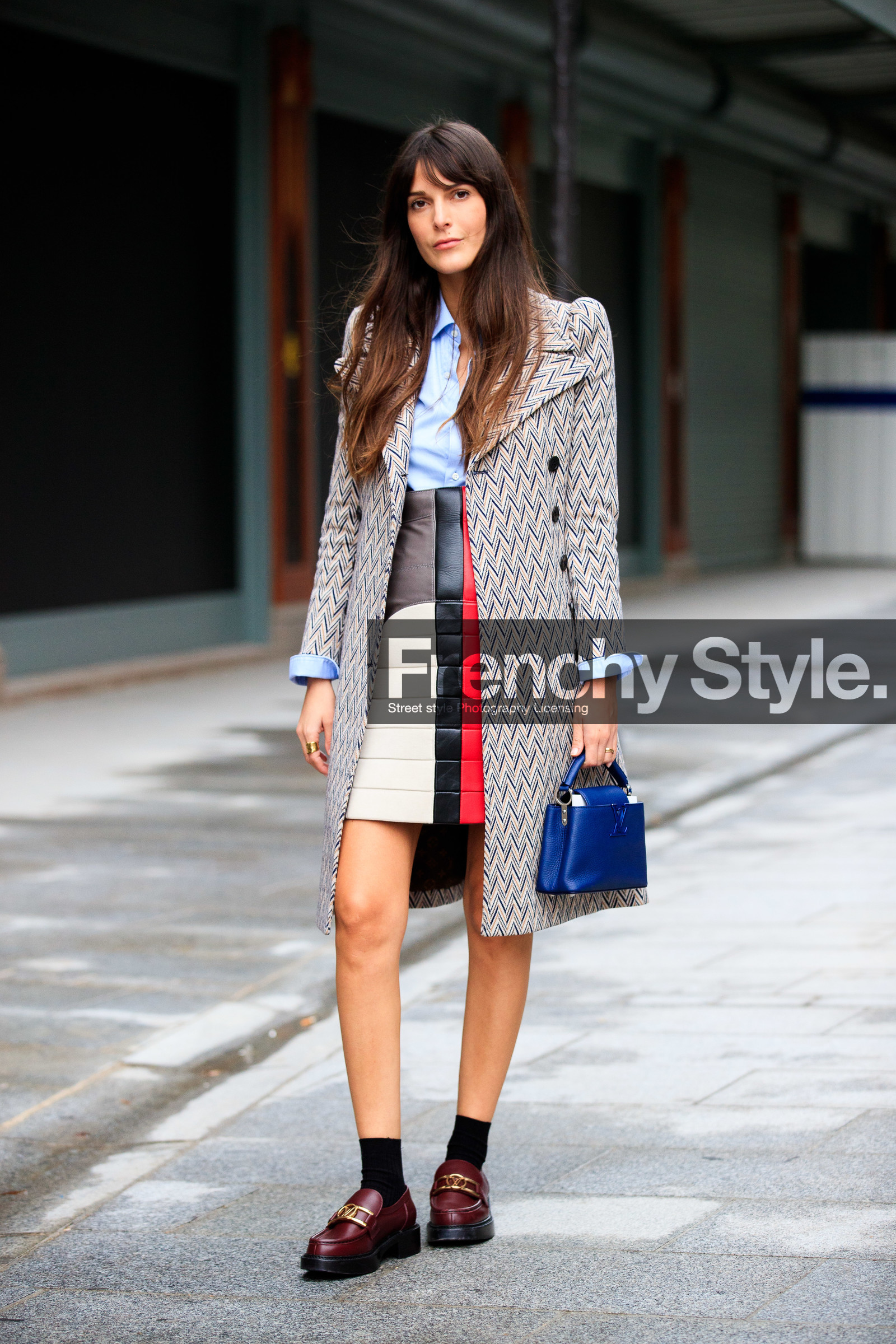 leia sfez, light blue shirt, beige coat, geometrical printed coat, striped skirt, white leather skirt, red leather skirt, black leather skirt, blue leather bag, burgundy leather loafers, quilted skirt, hand bag, louis vuitton bag, louis vuitton coat, louis vuitton skirt, louis vuitton shoes, louis vuitton total look, PARIS, PFW, fashion week, frenchystyle, FW, jonathan paciullo, street style, SPRING SUMMER 2021, SS 21, vertical, full length