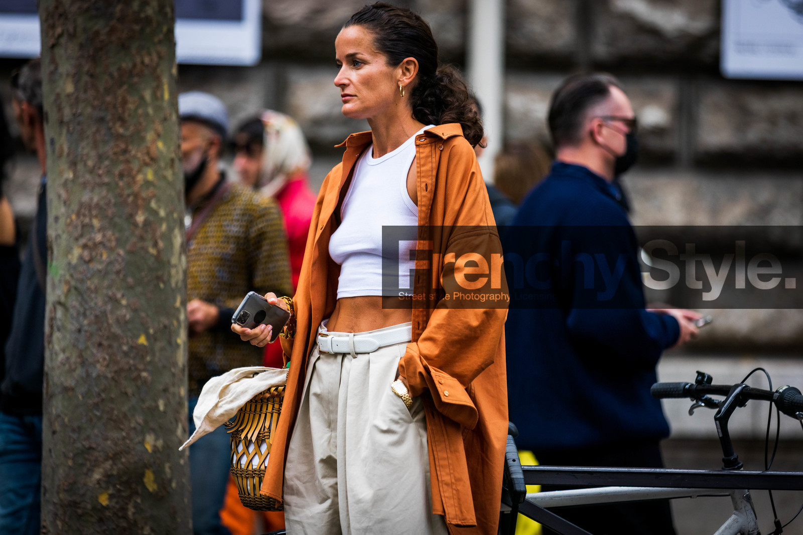 basket bag, beige pants, belt, camel shirt, crop top, gold watch, leather belt, Lucy Chadwick, pants, shirt, white belt, white crop top, street style, jonathan paciullo, FW, frenchystyle, fashion week, PFW, PARIS, SPRING SUMMER 2022, SS 22, horizontal, atmosphere details