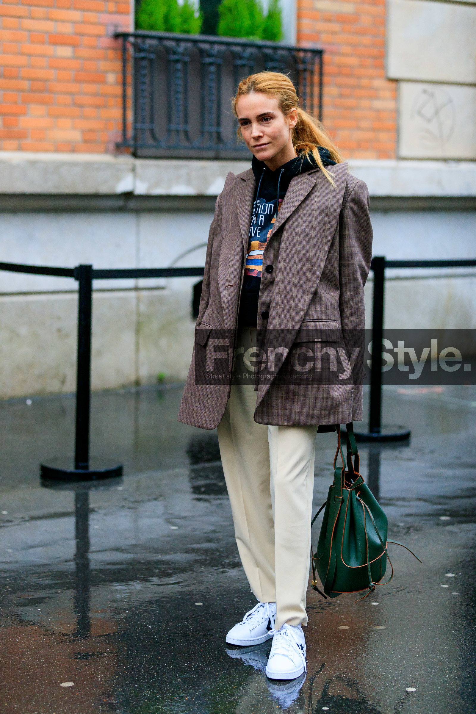blanca miro scrimieri, brown jacket, burgundy jacket, checked jacket, layered jacket, black hoodie, printed hoodie, light beige pants, green leather bag, bucket bag, loewe bag, white leather sneakers, converse shoes, fashion week, frenchystyle, FW, jonathan paciullo, street style, PFW, PARIS, vertical, full length
