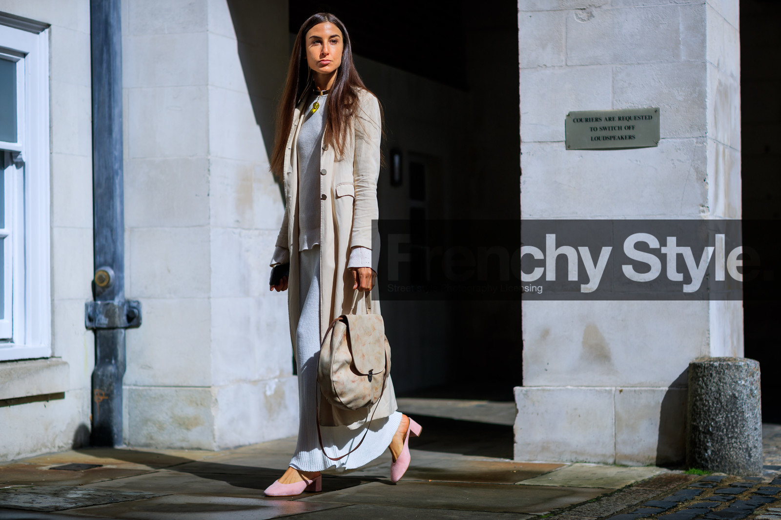 atmosphere details, beige bag, beige coat, beige jacket, fashion week, frenchystyle, full length, FW, horizontal, jonathan paciullo, leather bag, leather shoes, LFW, LONDON, pink shoes, SPRING SUMMER 2018, SS 18, street style, white skirt, white sweater