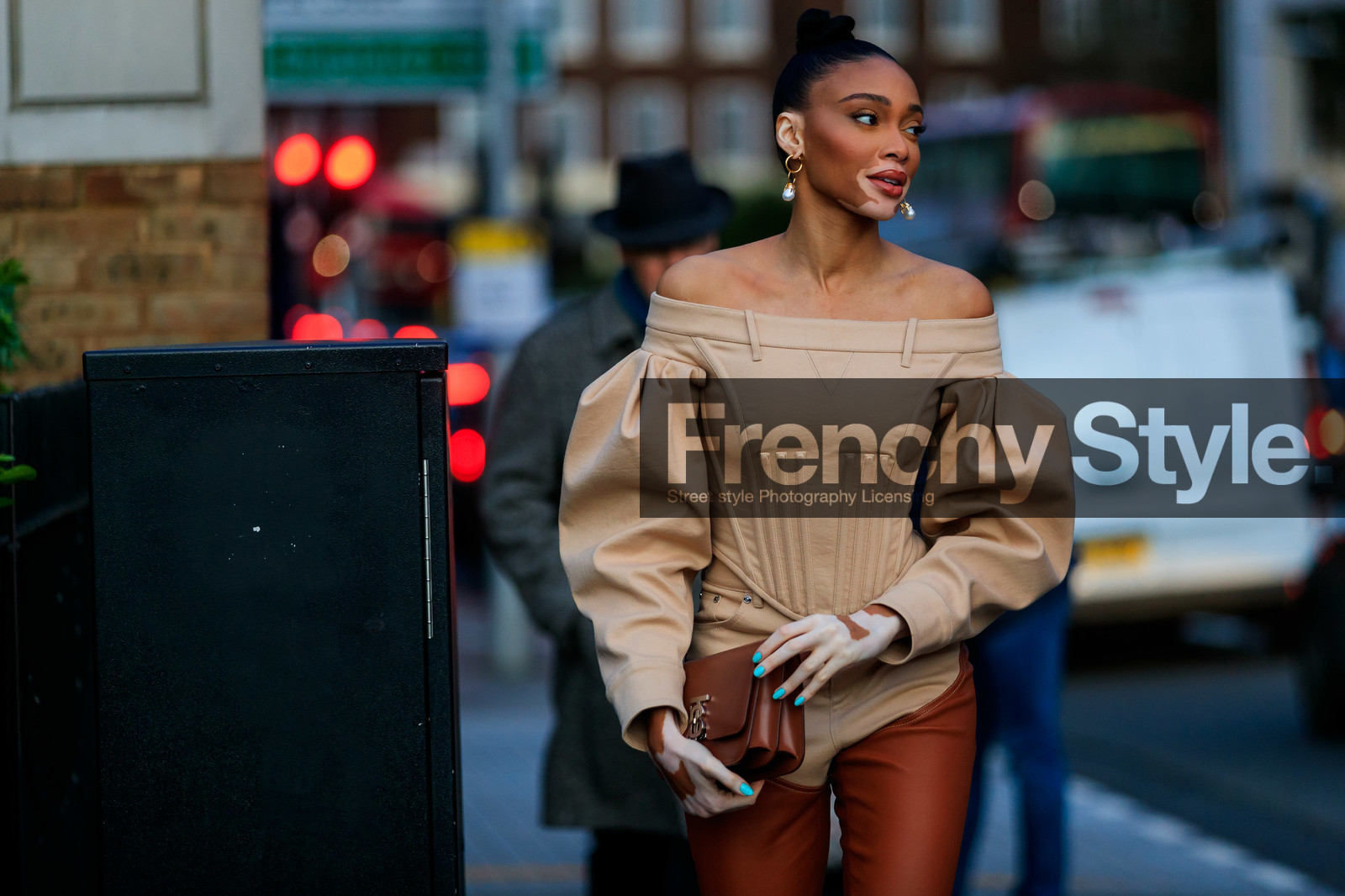 model, winnie harlow, beige pants, beige blouse, beige top, half soulder top, half shoulder blouse, balloon sleeves, corset top, high boots, camel leather boots, brown leather bag, brown leather boots, dangling earrings, golden earrings, pearl earrings, burberry bag, brown leather pants, fashion week, frenchystyle, FW, jonathan paciullo, street style, LFW, LONDON, AUTUMN WINTER 2020-2021, FALL WINTER 2020-2021, FW 20-21, horizontal, atmosphere details, detail