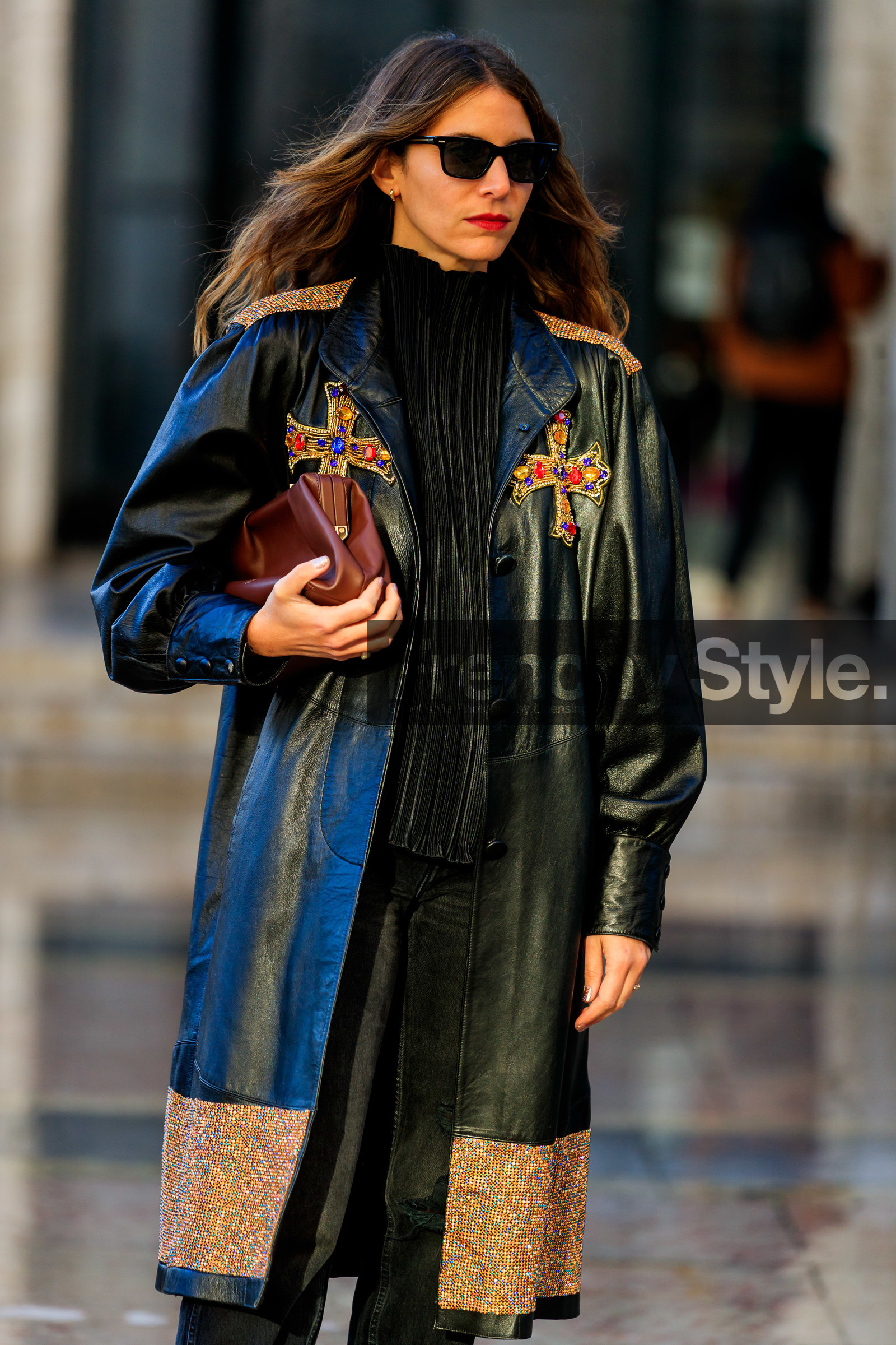 jen wonders, red lipstick, black sunglasses, black blouse, black leather coat, black jeans, pleated blouse, high collar blouse, pearl embroidered coat, strassed coat, metalic coat, golden coat, cross embroidered coat, burgundy leather clutch, fashion week, frenchystyle, FW, jonathan paciullo, street style, PFW, PARIS, vertical, atmosphere details, detail