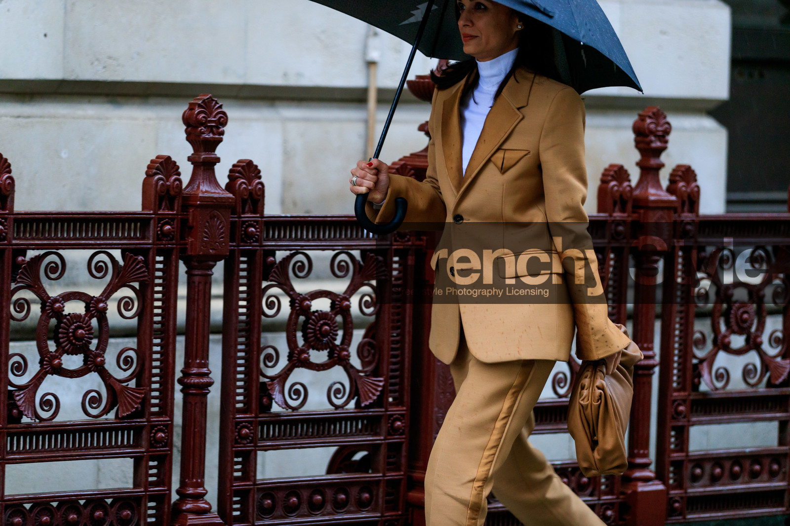 beige jacket, beige pants, beige suits, camel leather clutch, turtleneck top, white top, bottega veneta bag, fashion week, frenchystyle, FW, jonathan paciullo, street style, LFW, LONDON, AUTUMN WINTER 2020-2021, FALL WINTER 2020-2021, FW 20-21, horizontal, atmosphere details, detail