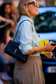 black sunglasses, light green shirt, beige pants, carrot pants, oversize pants, saint laurent bag, chain strap bag, golden chain strap bag, black leather bag, shoulder bag, quilted bag, golden chain bracelet, fashion week, frenchystyle, FW, jonathan paciullo, street style, vertical, detail, atmosphere details