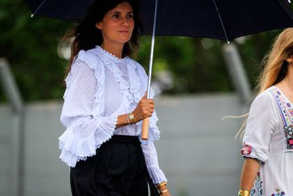 black pants, ruffles, trousers, umbrella, watch, white shirt, fashion week, frenchystyle, FW, jonathan paciullo, street style, PFW, PARIS, atmosphere details, horizontal, detail, AUTUMN WINTER 2018-2019, FALL WINTER 2018-2019, FW 18-19, Emmanuelle Alt