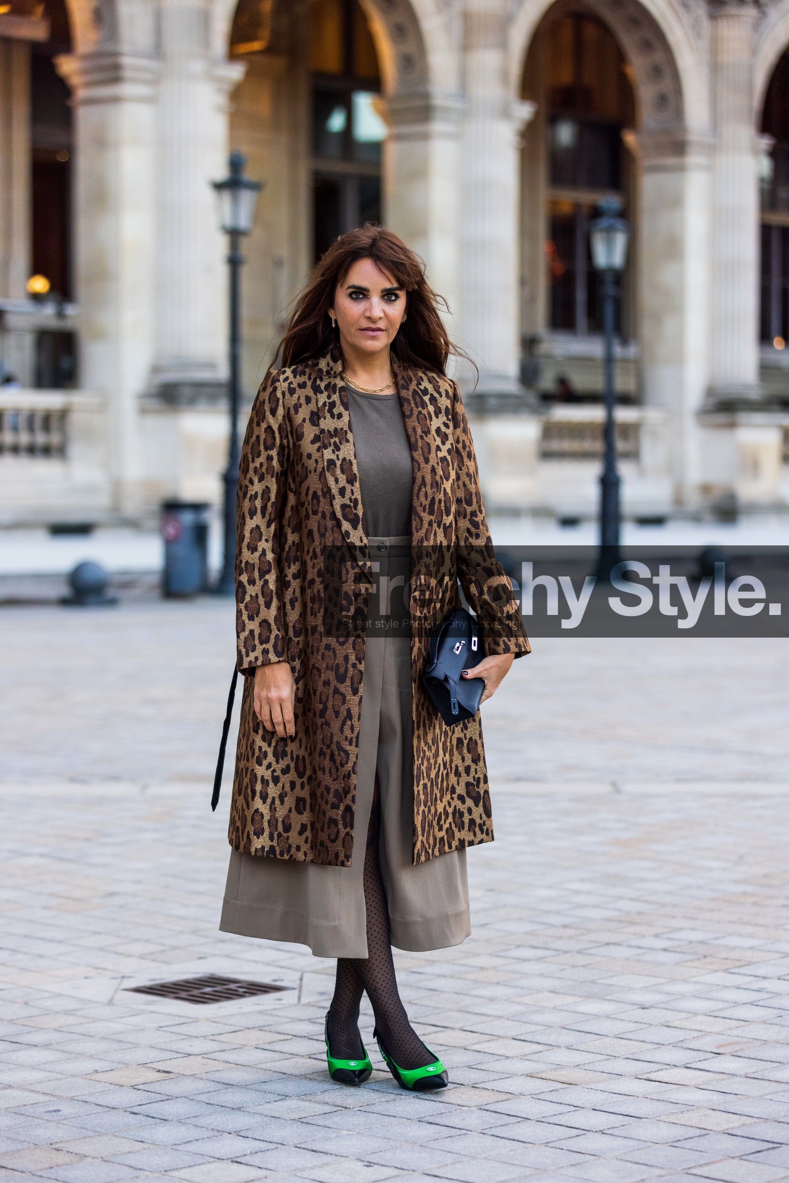 animal print, bag, beige coat, beige skirt, bicolor heels, black bag, black heels, brown coat, coat, green heels, heels, hermes bag, Laure Hériard-Dubreuil, leather bag, leopard coat, leopard print, midi skirt, plumetis tights, skirt, split, splited skirt, t-shirt, taupe t-shirt, fashion week, frenchystyle, FW, jonathan paciullo, street style, PFW, PARIS, SPRING SUMMER 2022, SS 22, vertical, full length