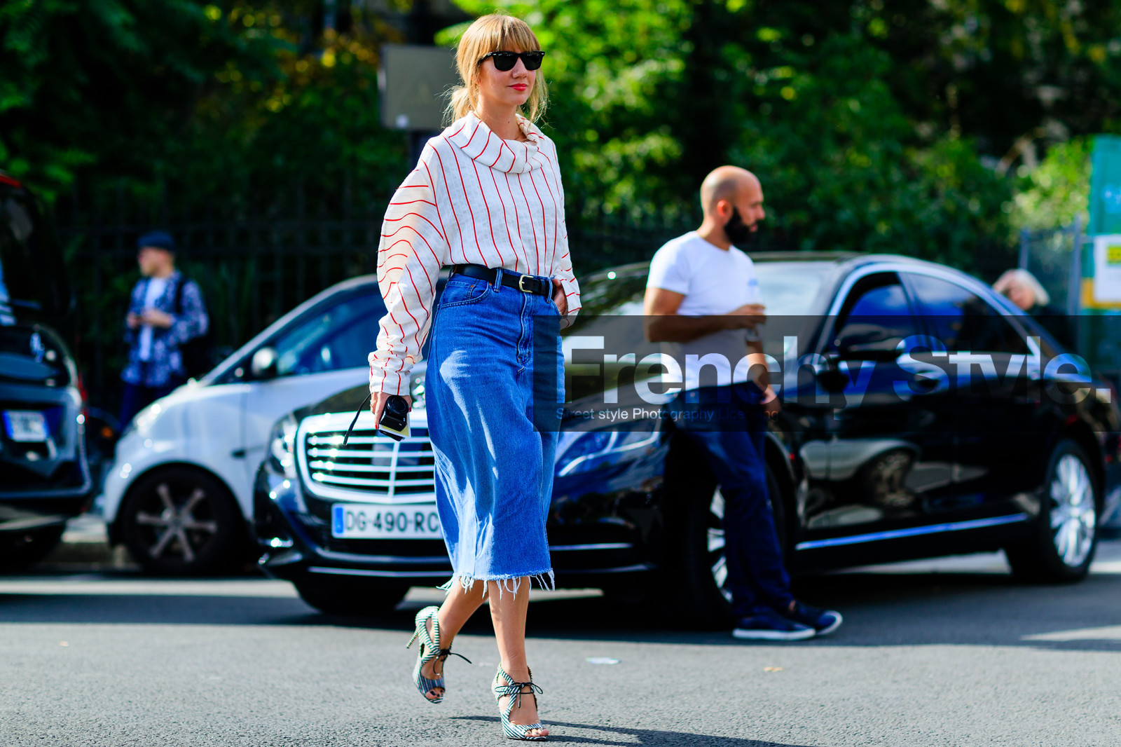 atmosphere details, black bag, black belt, blue denim, denim skirt, fashion week, frenchystyle, full length, FW, graphic shirt, high heels, horizontal, jonathan paciullo, leather bag, leather belt, leather shoes, levis, lisa aiken, PARIS, PFW, SPRING SUMMER 2017, SS 17, street style, striped shirt, sunglasses, white shirt